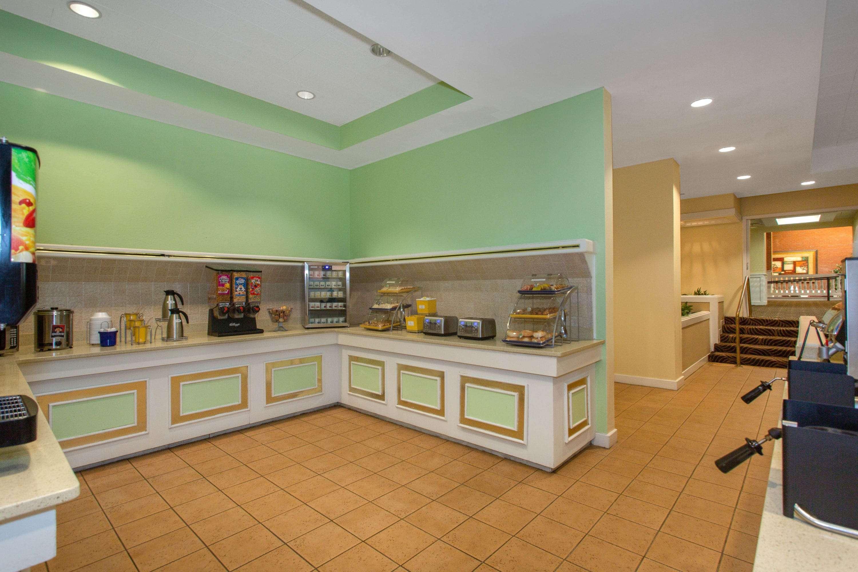 Days Inn & Suites By Wyndham Tallahassee Conf Center I-10 Zewnętrze zdjęcie