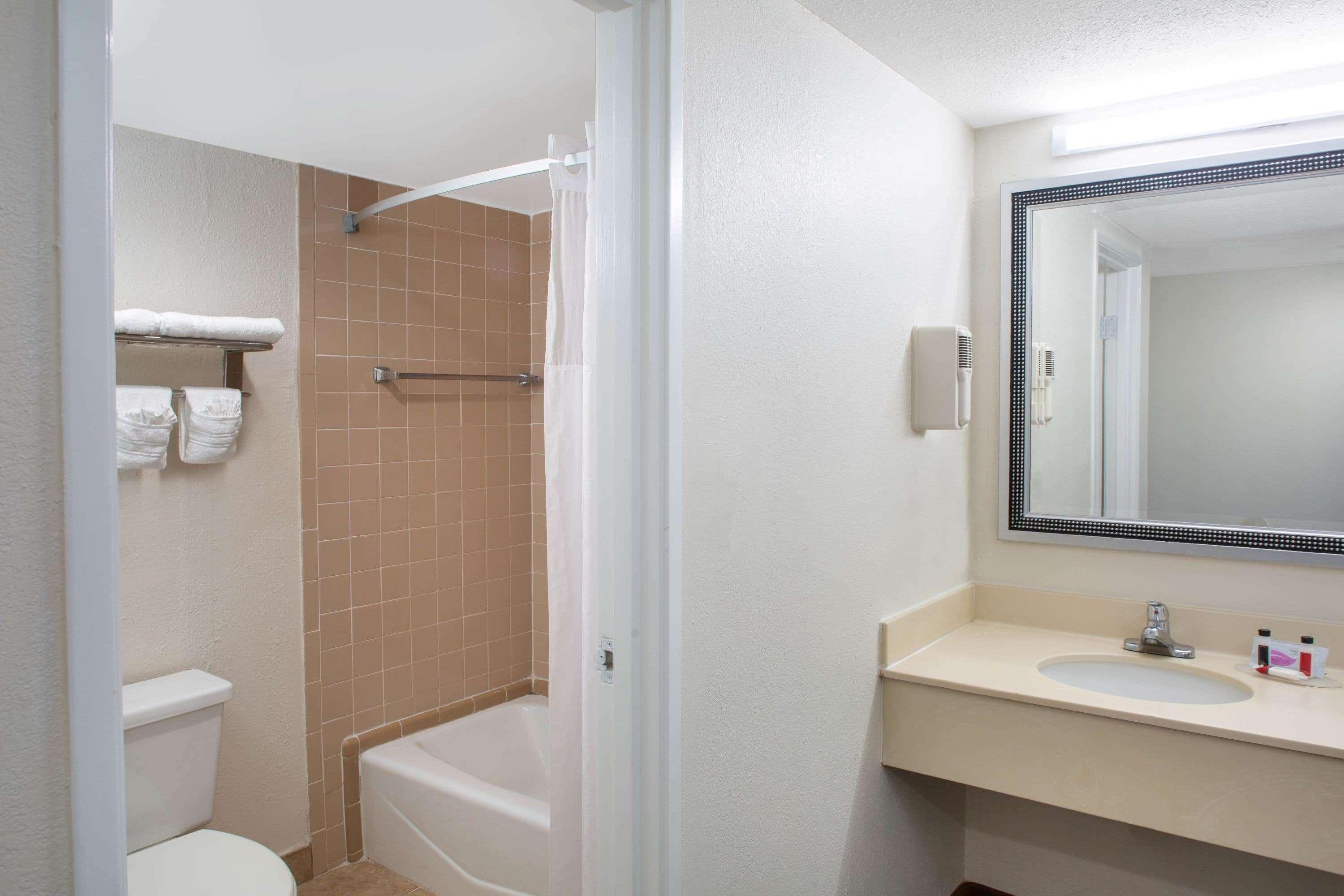 Days Inn & Suites By Wyndham Tallahassee Conf Center I-10 Zewnętrze zdjęcie