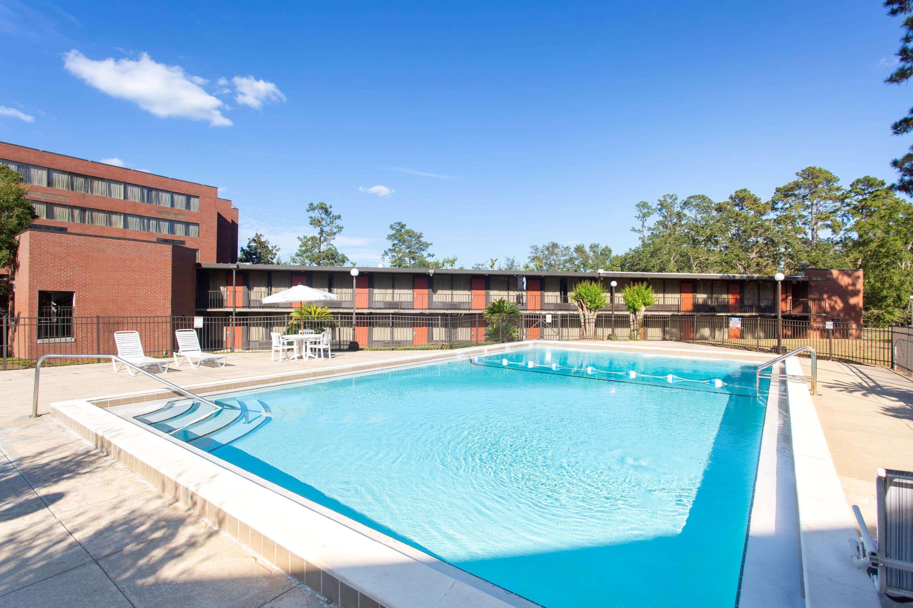Days Inn & Suites By Wyndham Tallahassee Conf Center I-10 Zewnętrze zdjęcie