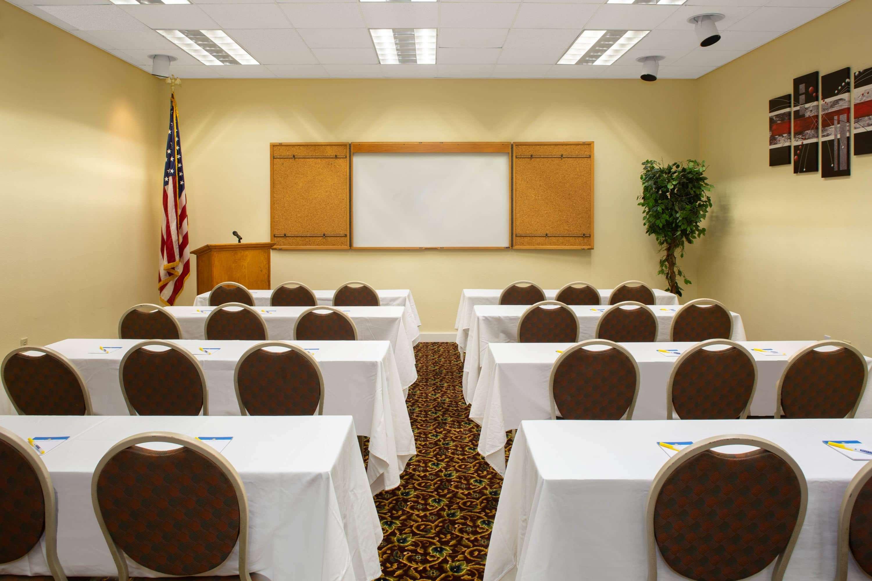 Days Inn & Suites By Wyndham Tallahassee Conf Center I-10 Zewnętrze zdjęcie
